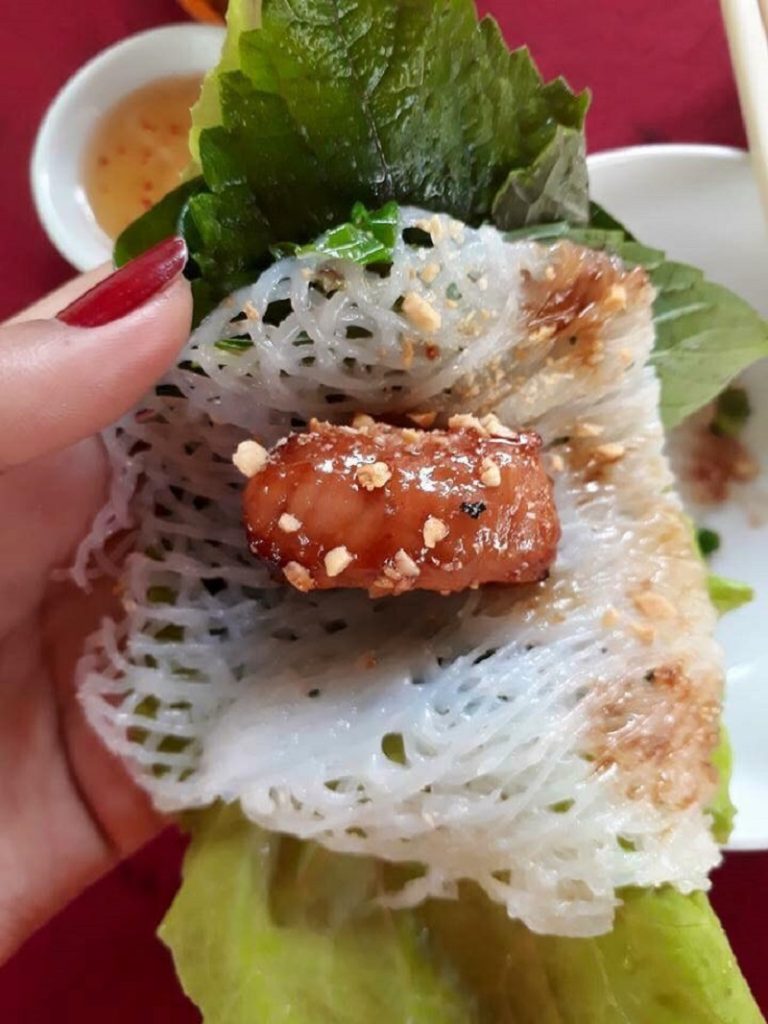 面網粉餅搭配豐盛豬肉，是芹苴一日遊必嚐的在地美食之一。