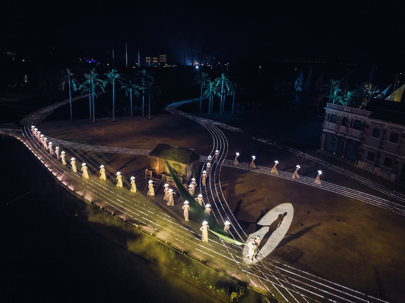 欣賞名為「會安記憶」的精彩表演