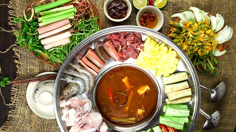 用來熬煮火鍋的魚醬必須來自安江（Châu Đốc），通常需混合三種：魚腥草魚醬帶香氣、林魚醬增添濃郁魚味，最後再加上鱔魚醬提升色澤與風味。