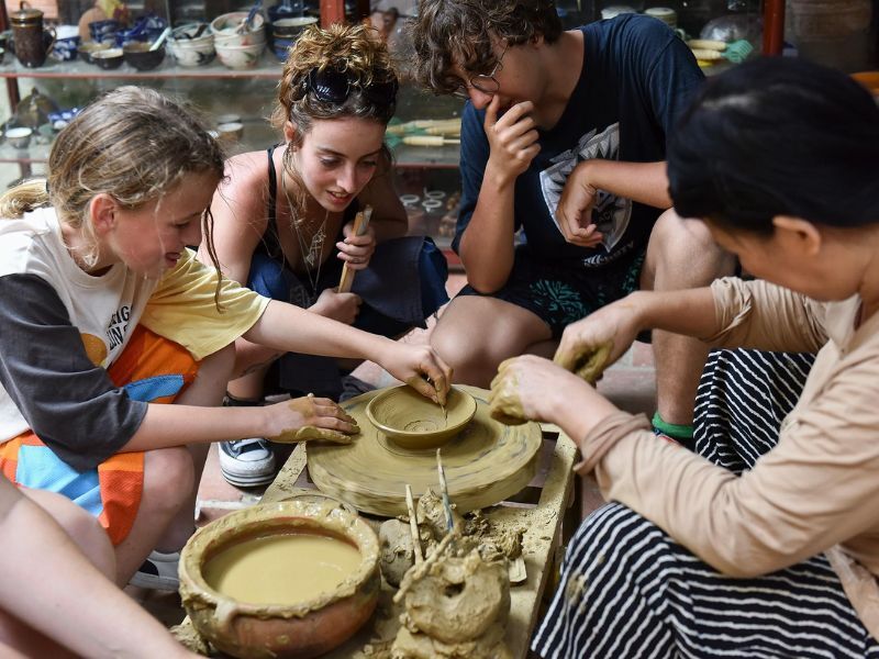 在青河陶瓷村體驗陶藝製作