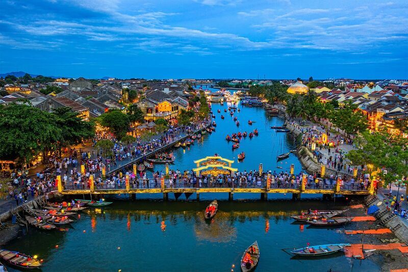 節日期間，會安古鎮各大會安景點湧入大量遊客，熱鬧非凡。