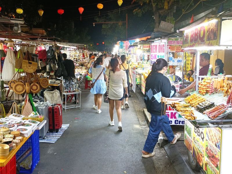 來到公主玉華夜市,您將品嚐到無數美食並挑選到獨特的紀念品