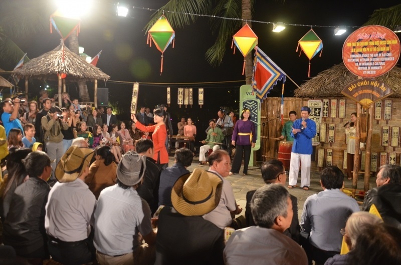 寬敞空間內舉辦的眾多民間遊戲