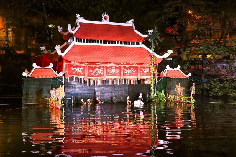 現場觀賞水上木偶戲是許多人喜愛的活動