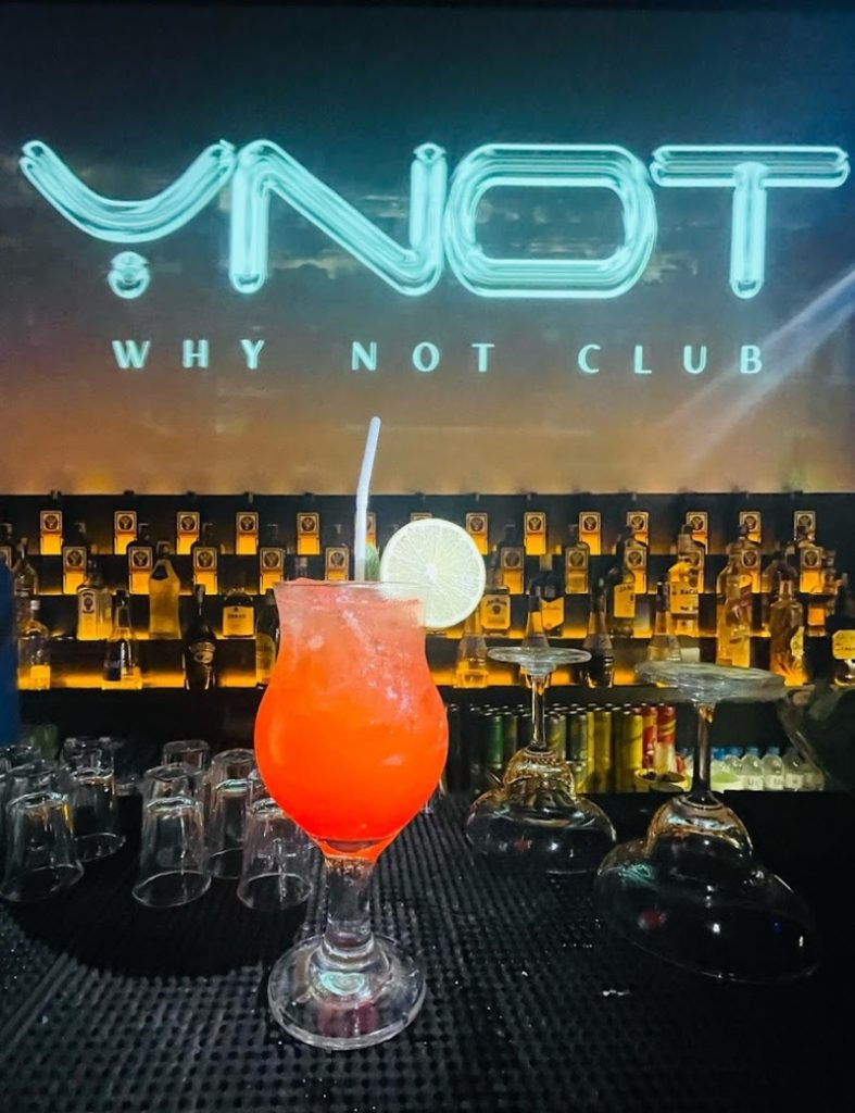 在 Why Not Club Bar 品嚐美味雞尾酒並沉醉於音樂