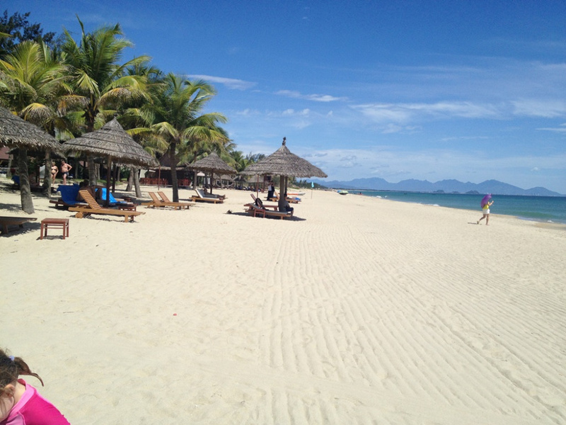 屯碌海灘擁有細膩潔白的沙灘,海水柔和宜人