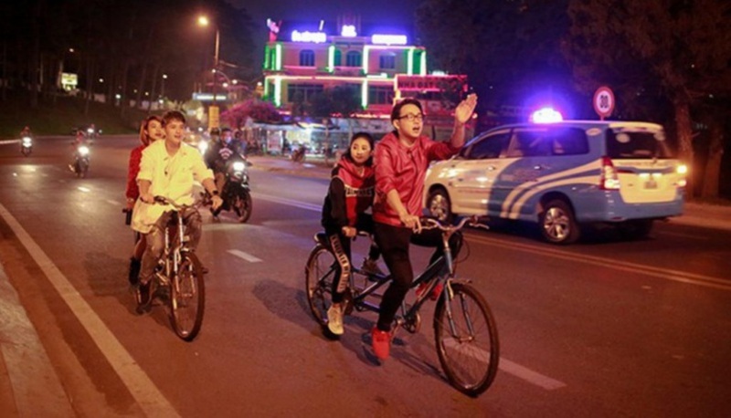 騎腳踏車環繞春香湖一圈 —— 既能呼吸清新空氣，又能欣賞大叻夜生活