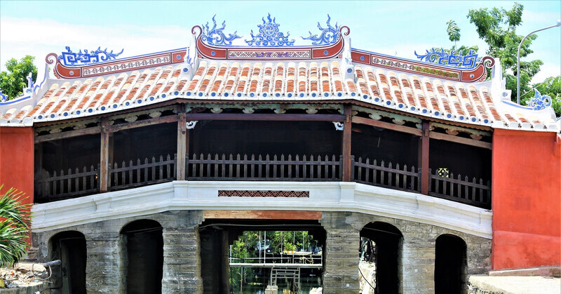 修復後換上「新衣」的會安来遠橋
