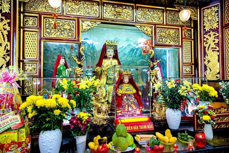 福建會館的前身是一座供奉天后聖母（保佑商人渡過海上風浪的女神）的小廟。