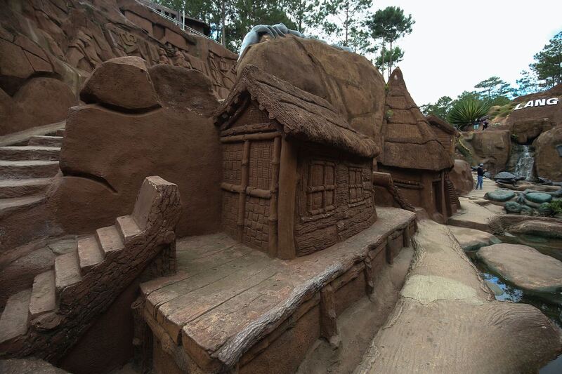 所有建築皆由特製泥土打造，能夠抵抗風雨侵蝕。