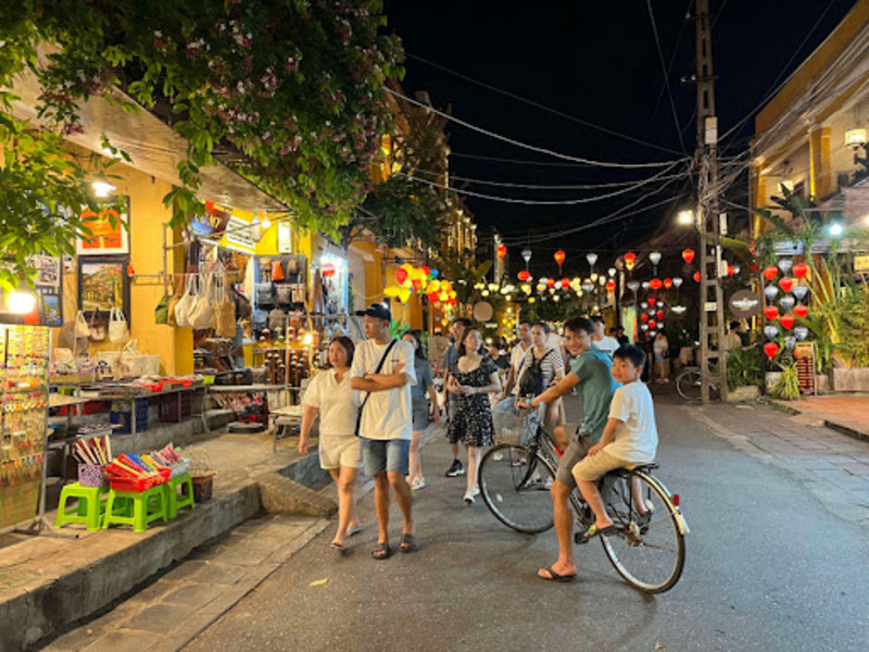 騎著自行車悠遊感受會安夜生活