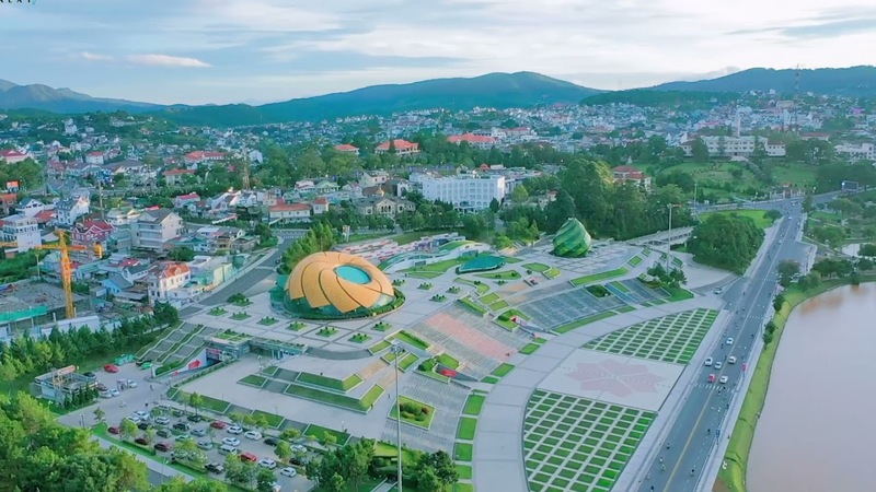 從高處俯瞰林原廣場的全景。