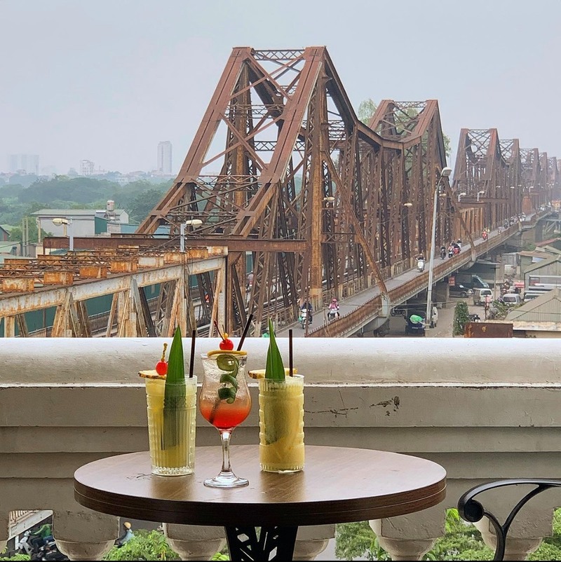 河內攻略推薦 Serein Café & Lounge，因為這裡擁有極近的龍邊橋觀景角度。