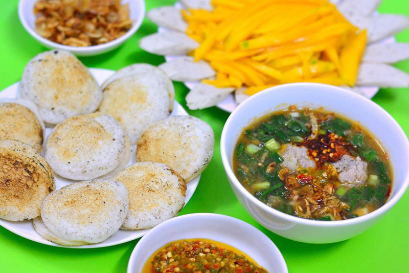 大叻煎餅香脆可口，熱騰騰現烤現吃。