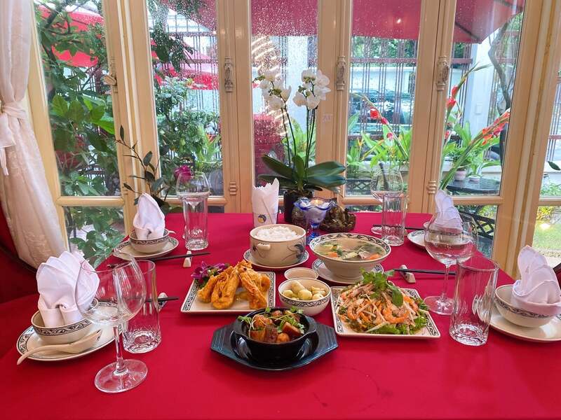 在河內舊時餐館享受充滿家庭氛圍的餐桌