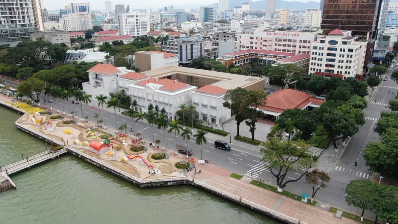 峴港博物館的外立面坐落於市中心繁華地段，曾經是峴港市政廳
