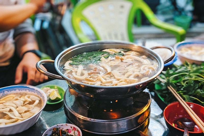 Lẩu gà lá é（香茅雞火鍋）