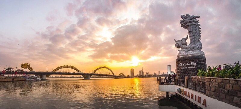 鯉魚化龍雕像位於龍橋與韓江橋之間。