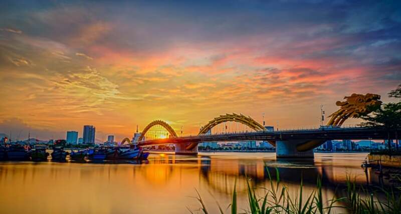 龍橋以東方巨龍騰飛出海的造型建築設計給人留下深刻印象。