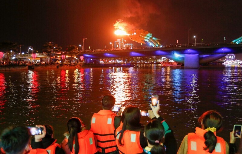 遊客們對這場壯觀的表演感到非常興奮與喜愛。