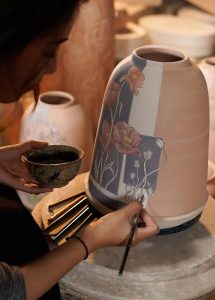 八場陶瓷村隨著時代不斷創新，但仍保留著許多傳統價值