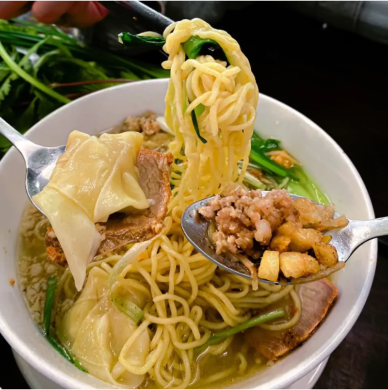 芽莊夜晚不可錯過的美食之一就是雲吞麵