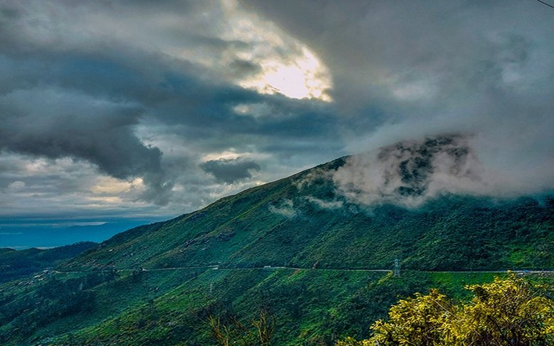 4. 海雲嶺(Hải Vân Đèo) – 觀雲與山海壯麗景觀從峴港往順化(或相反方向)行駛時,不可錯過沿途海雲嶺的觀景點,捕捉雲海與海山景色。 觀景點多設有護欄或休息座椅,方便拍照與休息。 海雲嶺(Hải Vân Đèo)