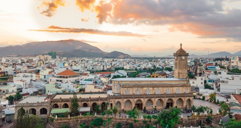 芽莊山教堂的每個角度拍攝下來都美麗且莊嚴。