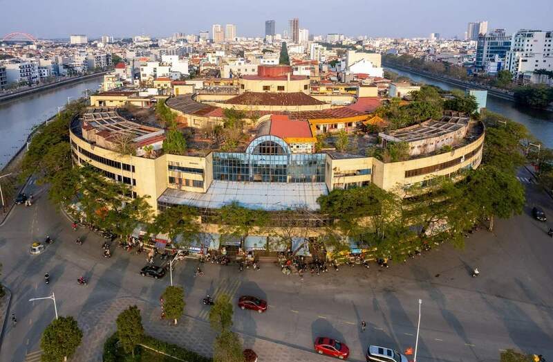 位於市中心的這座大型市場是非常值得造訪的景點。