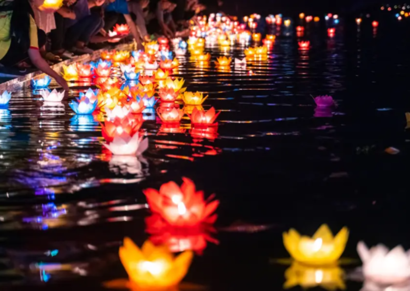 必不可少的活動—放花燈以紀念英烈。