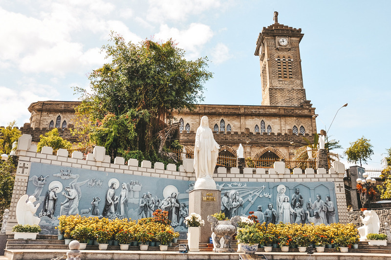 芽莊石教堂是情人島附近一處著名的宗教、文化與建築探索景點。