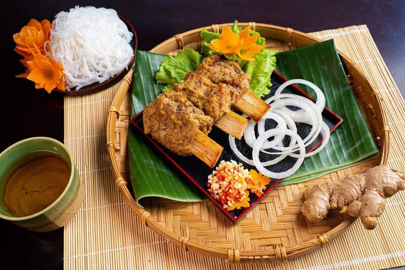 下龍香茅肉捲(Chả chìa Hạ Lũng)是靠近海防鐵市場必嚐的美食。