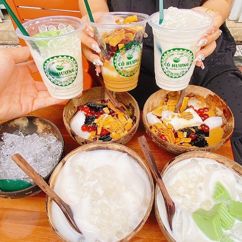來到海防鐵市場,千萬別錯過當地特色甜品「椰子甜品(Dừa dầm)」。
