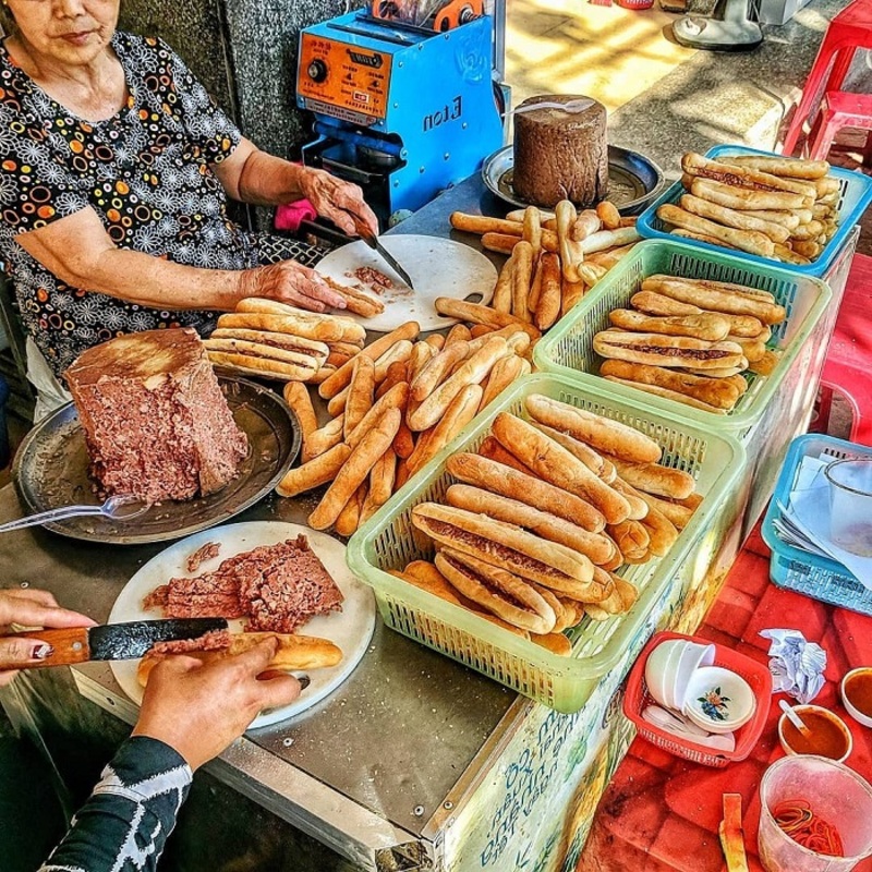 海防街頭特色小吃——辣味法國麵包(Bánh mì cay)。