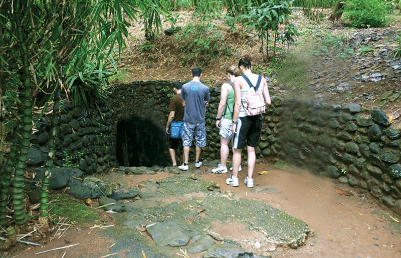 遊客正沿著階梯下到地下，參觀永穆地道。