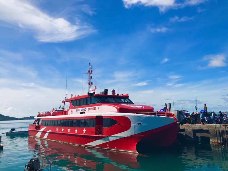 從胡志明市前往勒架市的高速船。