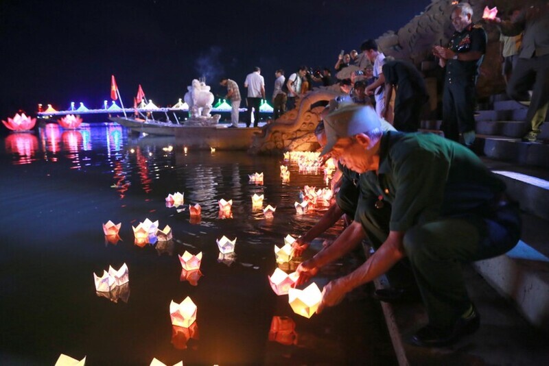 石汗河上的燈籠燈光,獻給為民族獨立犧牲的英烈英靈。