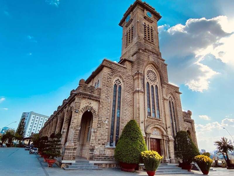 芽莊石教堂是海濱城市中極具代表性的建築，也是拍照打卡的熱門地點。
