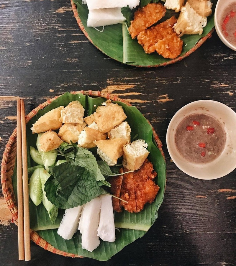 西貢炸豆腐配蝦醬米線展現出獨有的美食特色