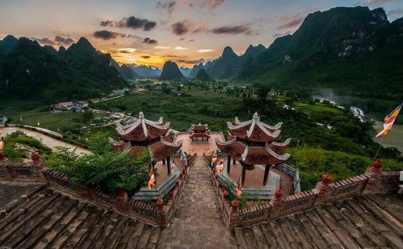 白馬竹林禪院建築風格獨特，景色詩意迷人。
