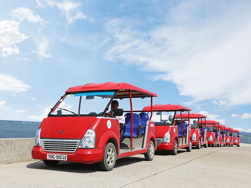 搭乘電動車悠遊探索李山島。