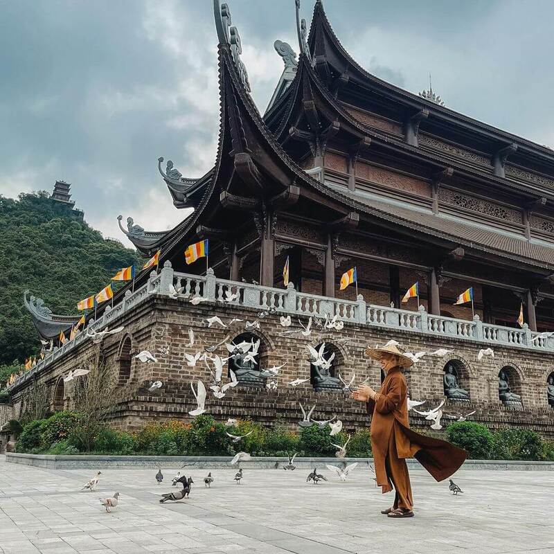 一邊參觀、一邊禮佛,還能在三祝寺宏偉的建築前打卡留念