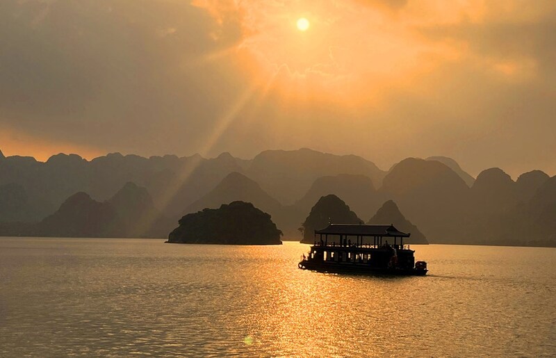 在三祝寺六嶽湖欣賞夕陽並品味下午茶