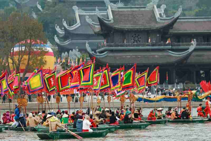 開會節當天,成千上萬的遊客湧入三祝寺