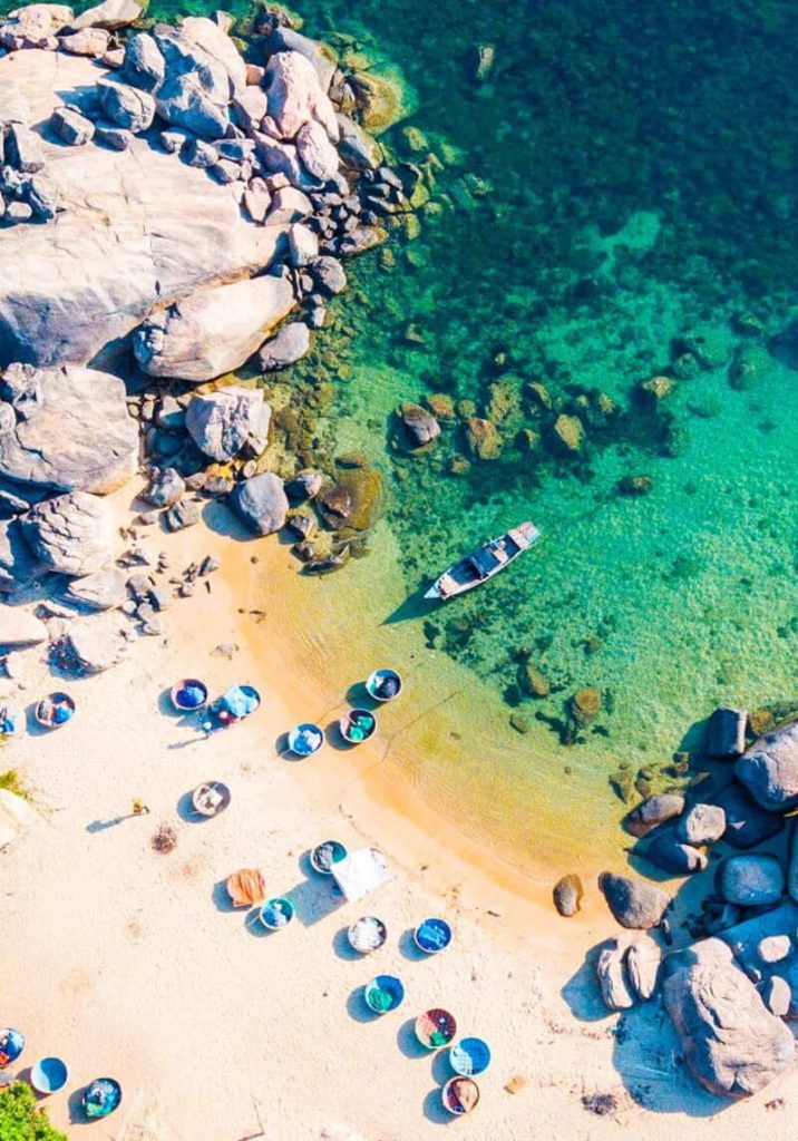 榕橘海灘擁有如翡翠般清澈碧綠的海水。