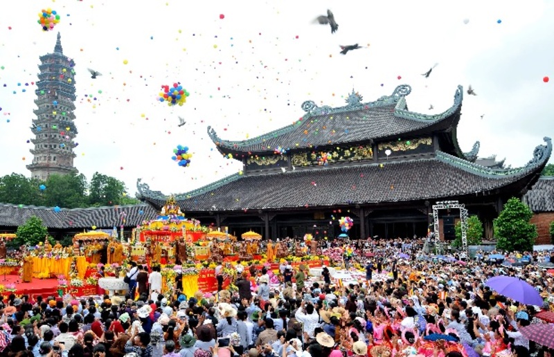 遊客沉浸其中,盡情感受三祝寺節慶的熱鬧氛圍