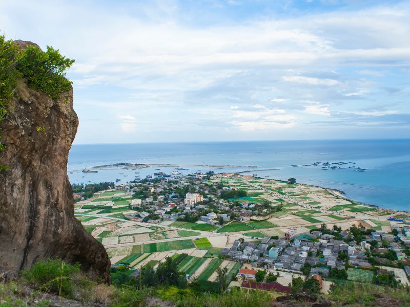 此時的李山島氣候宜人，陽光燦爛、碧海環繞整座島嶼。