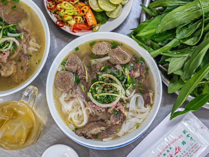 一碗道地的西貢河粉，湯頭濃郁、滋味十足