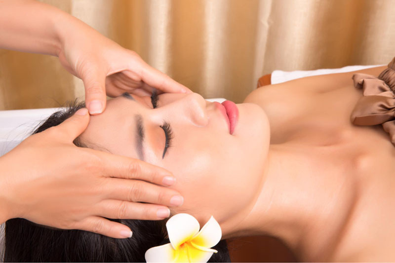 技師會透過輕柔的手法按摩頭部的「天門穴」