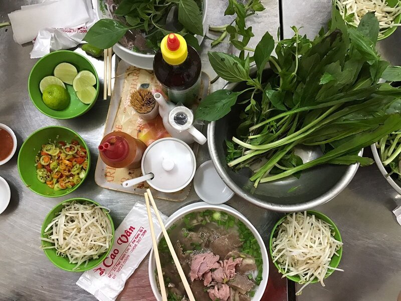 這家西貢知名 Pho 店的一碗 Pho 通常會搭配新鮮生菜與豆芽一起食用。